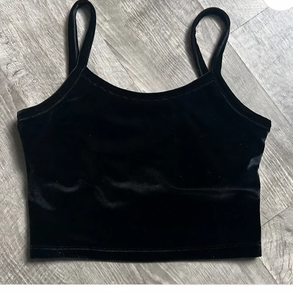 Beyond Yoga Truly Cropped Tank Black Velvet . Medium. Built In Support - Picture 2 of 6